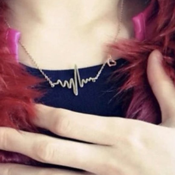 Gorgeous 18KP Silver Heartbeat Necklace - Picture 4 of 4